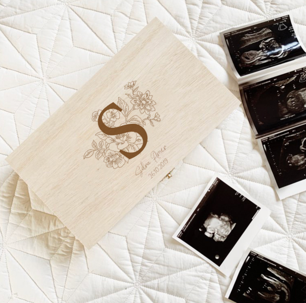 Echo Fotos Bewaren in een Houten Kistje Gegraveerd met Naam & Bloemen