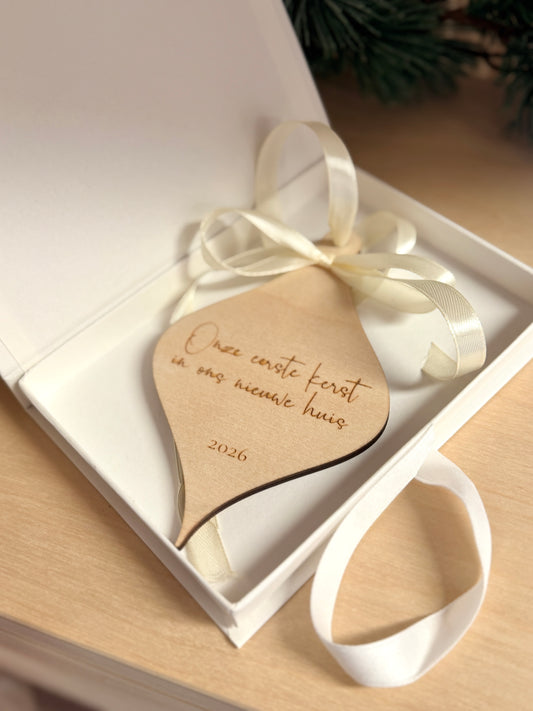 Gepersonaliseerde houten kerstbal Mijn Eerste Kerst met naam en luxe cadeaudoosje