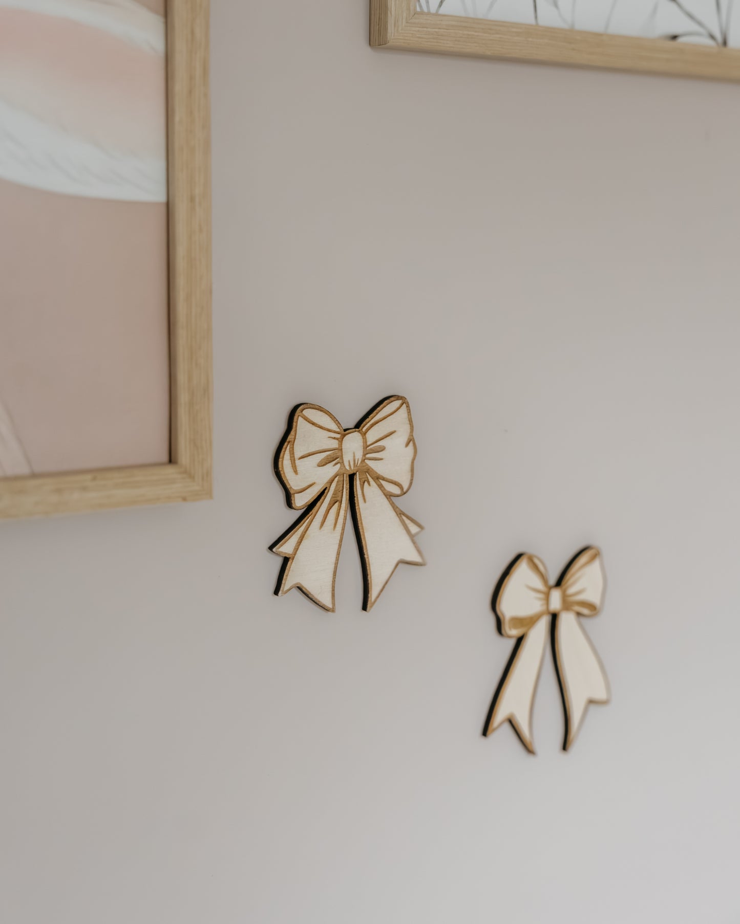 Strikjes muurdecoratie van hout voor babykamer
