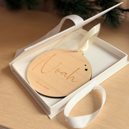 Houten kerstbal met gegraveerde naam en geboortedatum met luxe cadeauverpakking