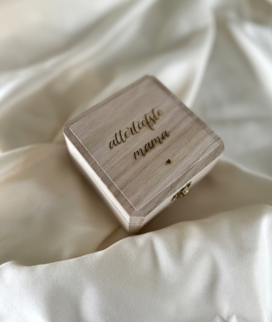 Houten Kistje met Hartjes – Persoonlijk Moederdag Cadeau