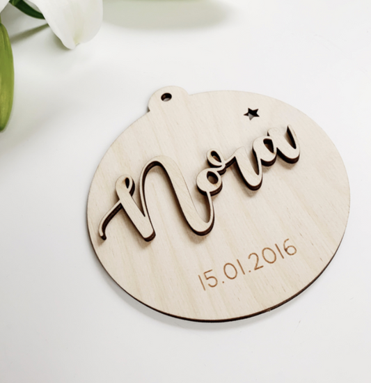 Houten Kersthanger met 3D Naam & Datum – Gepersonaliseerde Kerstbal