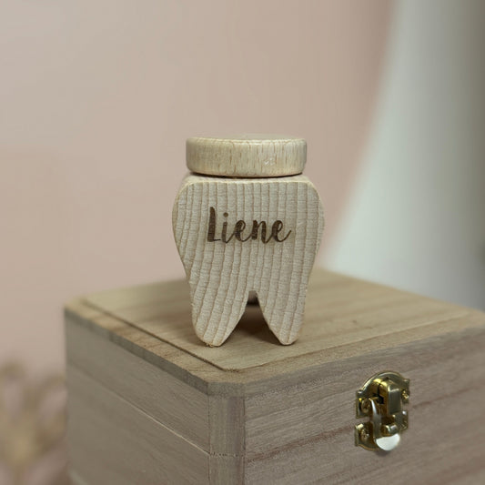 Eerste tandjes bewaren - Tanden doosje van hout in tand vorm met naam gegraveerd