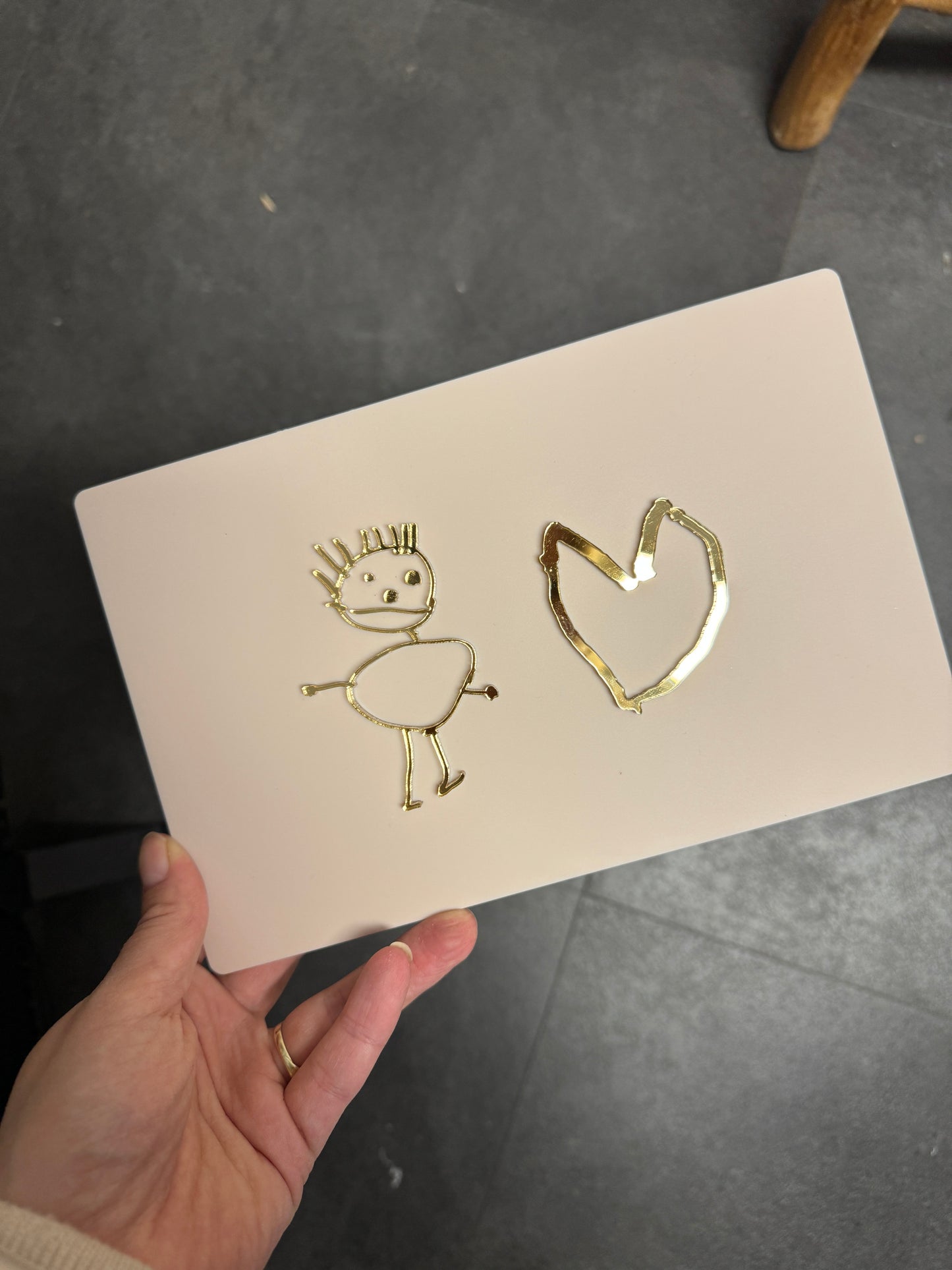 Gepersonaliseerd Bordje met Getekende Hartjes – Moederdag Cadeau