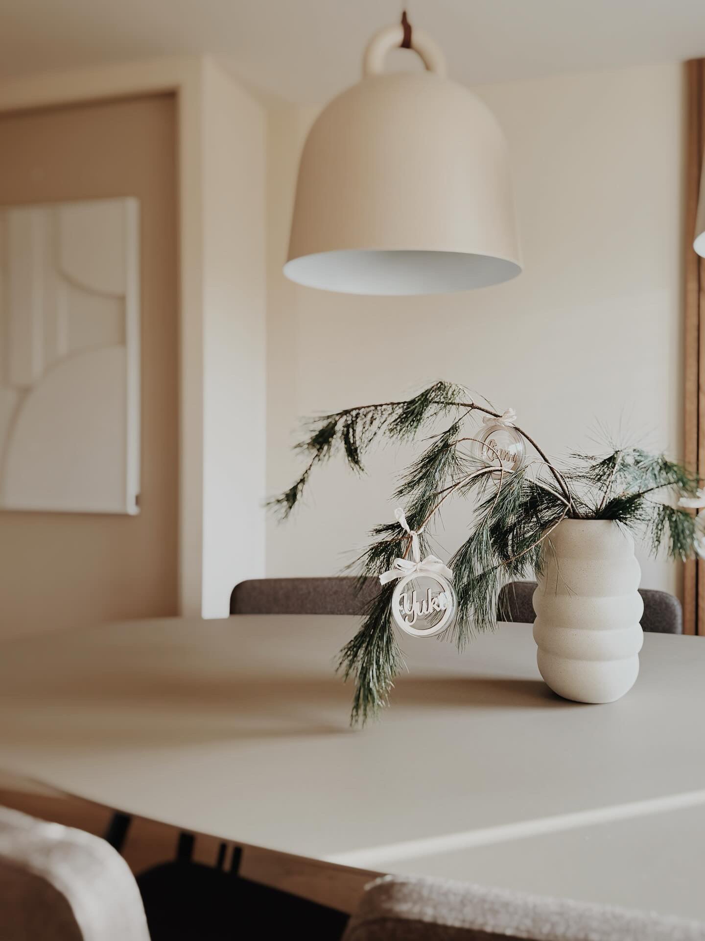 kersthanger met houten naam in kersttak