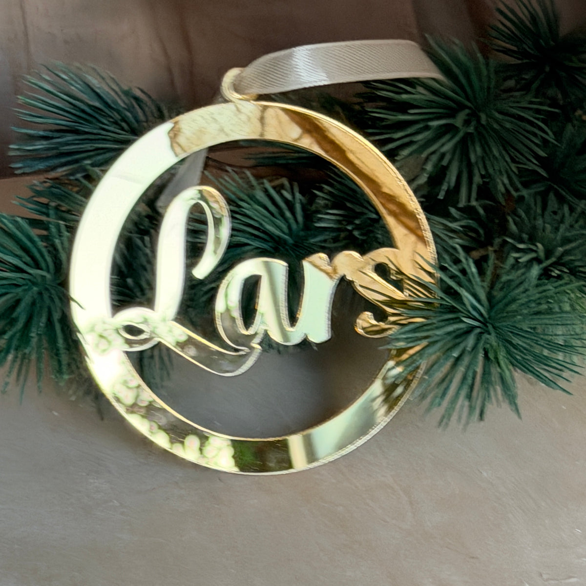 Gouden Kersthanger met Naam – Gepersonaliseerd Spiegelacryl