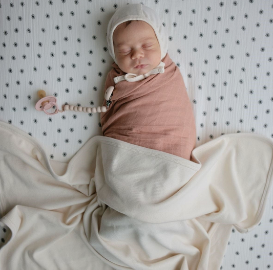 Witte babydeken met naam geborduurd
