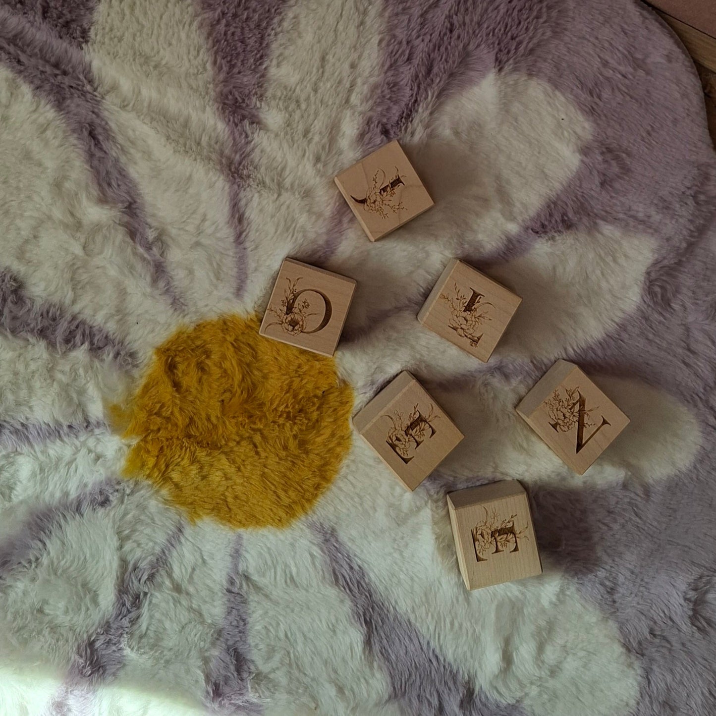 Blokken van hout met Naam en bloemen