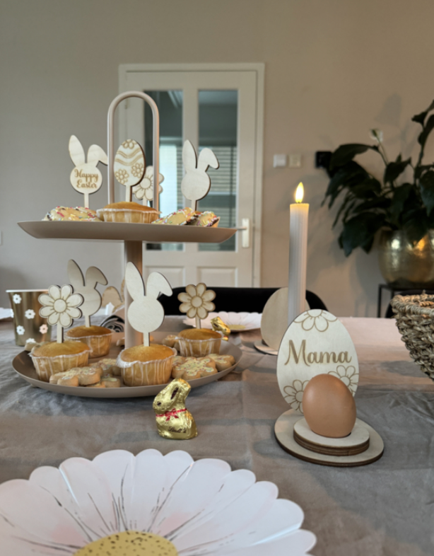Paastafel met Pasen Cupcake Toppers