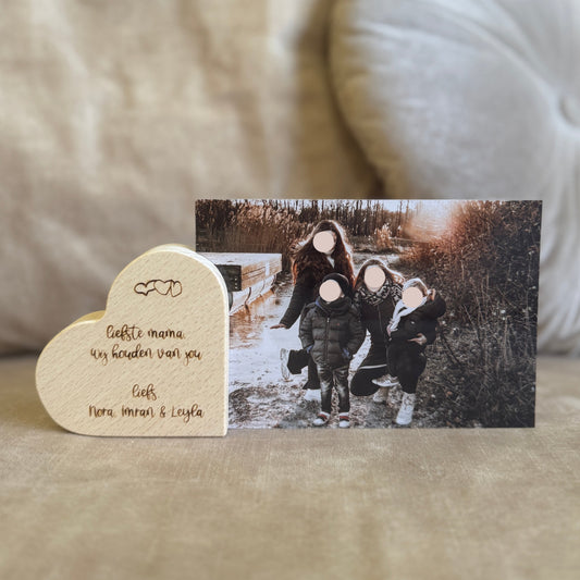 Fotostandaard houten hart gegraveerd met tekst