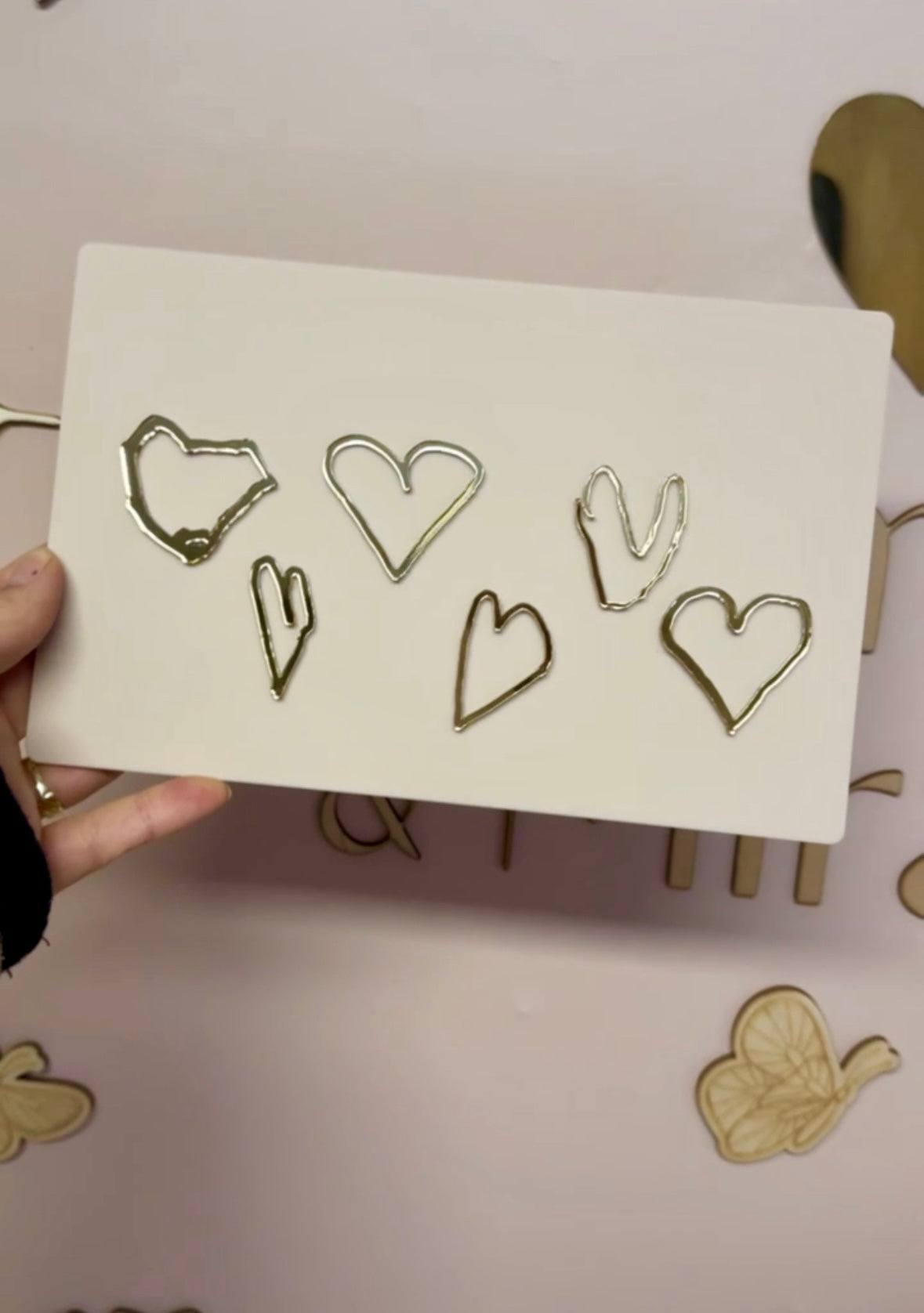 Gepersonaliseerd Bordje met Getekende Hartjes – Moederdag Cadeau