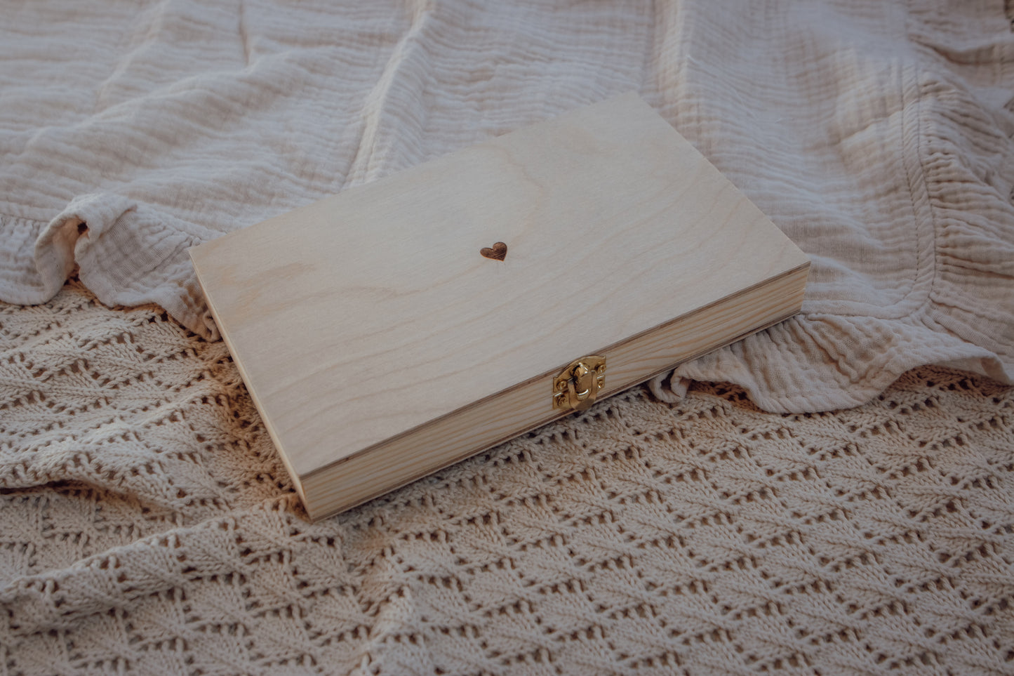 Houten bewaarkistje met gegraveerd hartje
