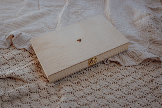 Houten bewaarkistje met gegraveerd hartje
