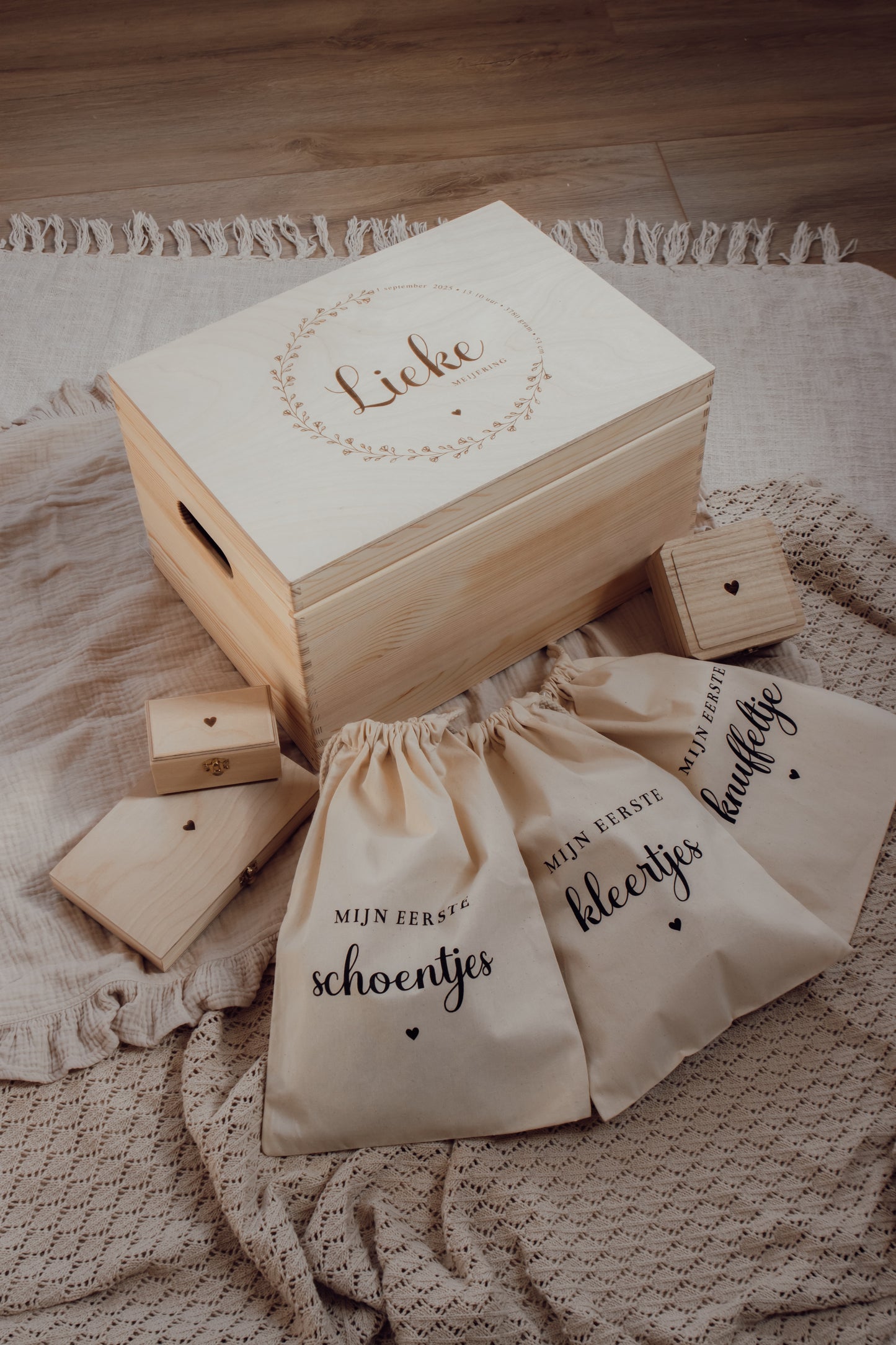 Bewaar je mooiste herinneringen van de babytijd in een memorybox van Mommies & Miracles. Met complete bewaarset voor eerste schoentjes, kleertjes, knuffeltje, echo fotos, speentje en meer.