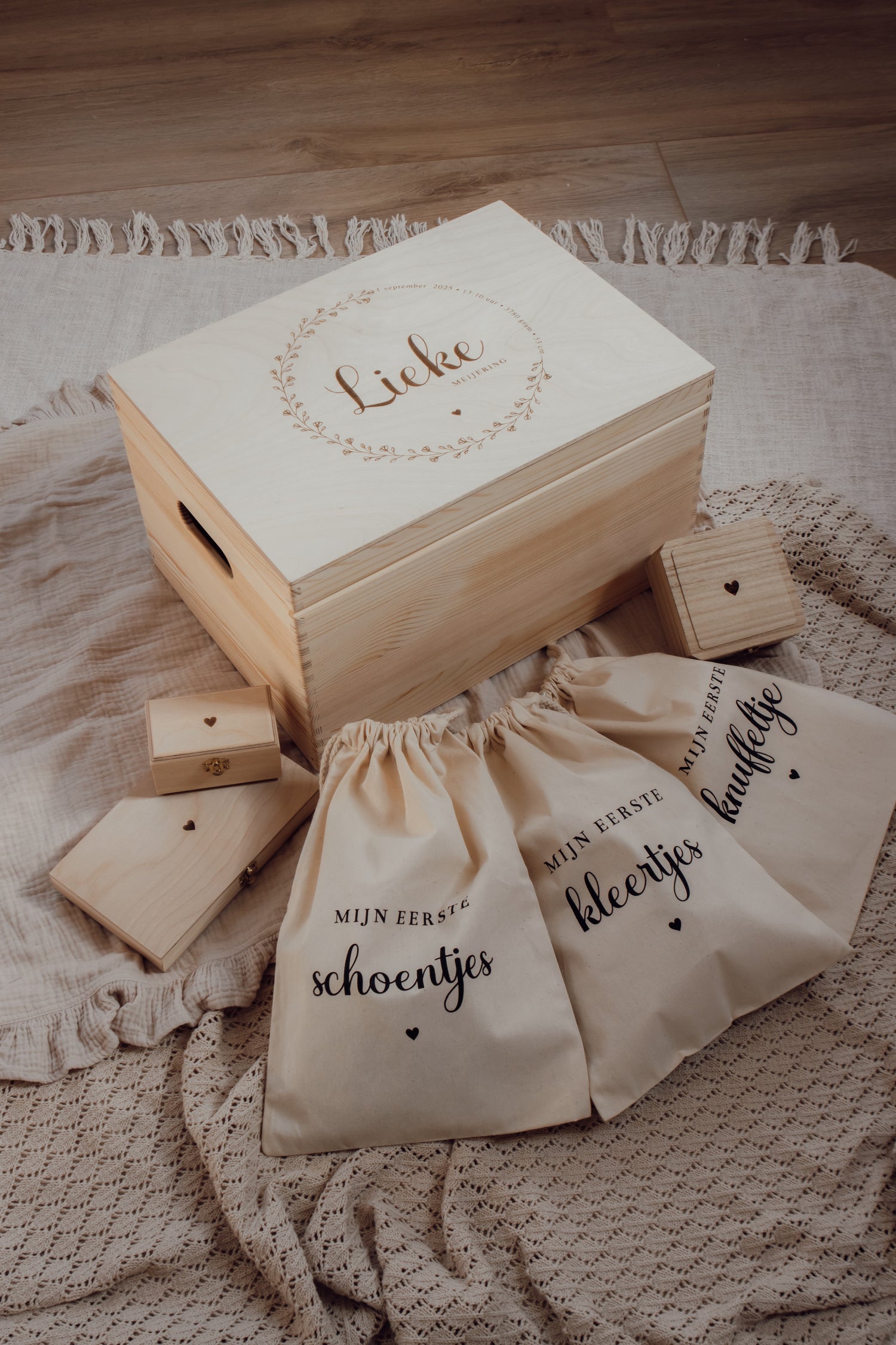 Bewaar je mooiste herinneringen van de babytijd in een memorybox van Mommies & Miracles. Met complete bewaarset voor eerste schoentjes, kleertjes, knuffeltje, echo fotos, speentje en meer.