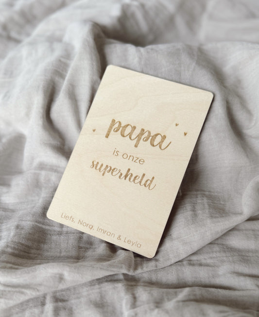 Gepersonaliseerd Houten Kaartje Vaderdag – Papa is Onze Superheld