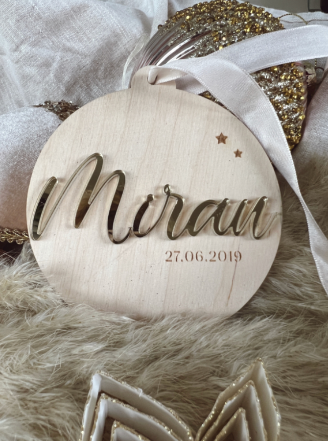 Houten Kerstbal met Datum en 3D Naam in Goud