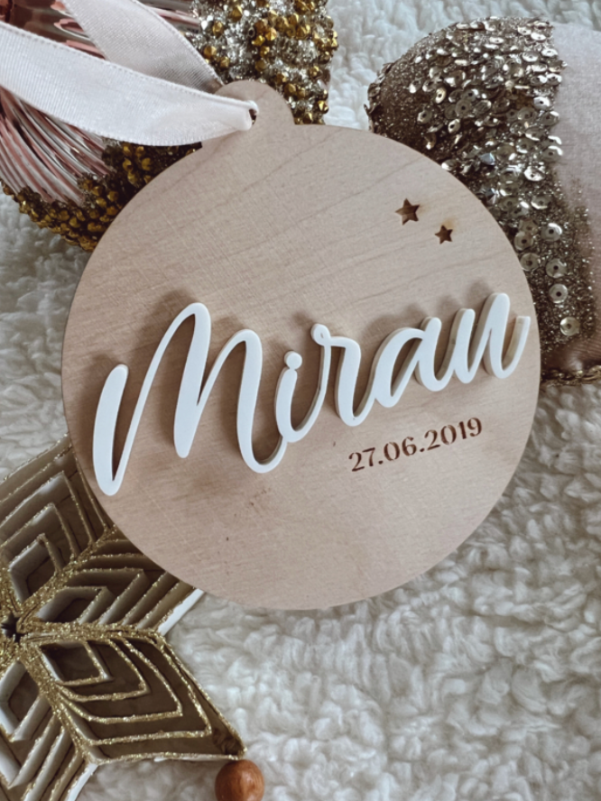 Houten Kerstbal met Datum en 3D Naam in Wit Gepersonaliseerd