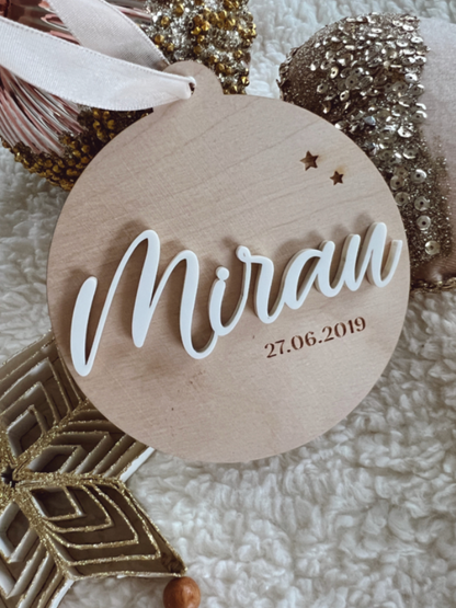 Houten Kerstbal met Datum en 3D Naam in Wit Gepersonaliseerd