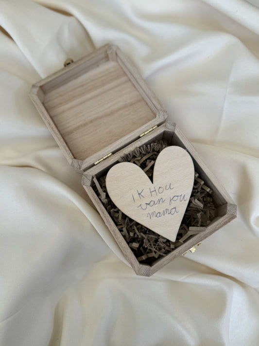 Houten Kistje met Hartjes – Persoonlijk Moederdag Cadeau