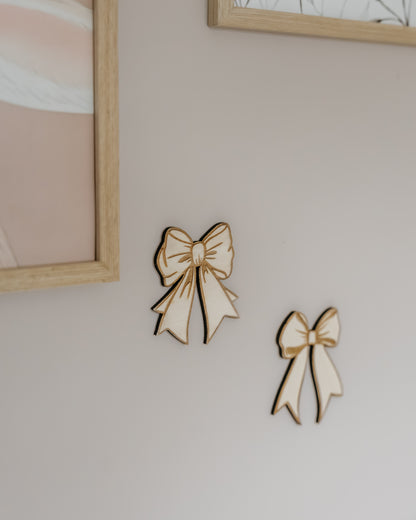 Strikjes muurdecoratie van hout voor babykamer
