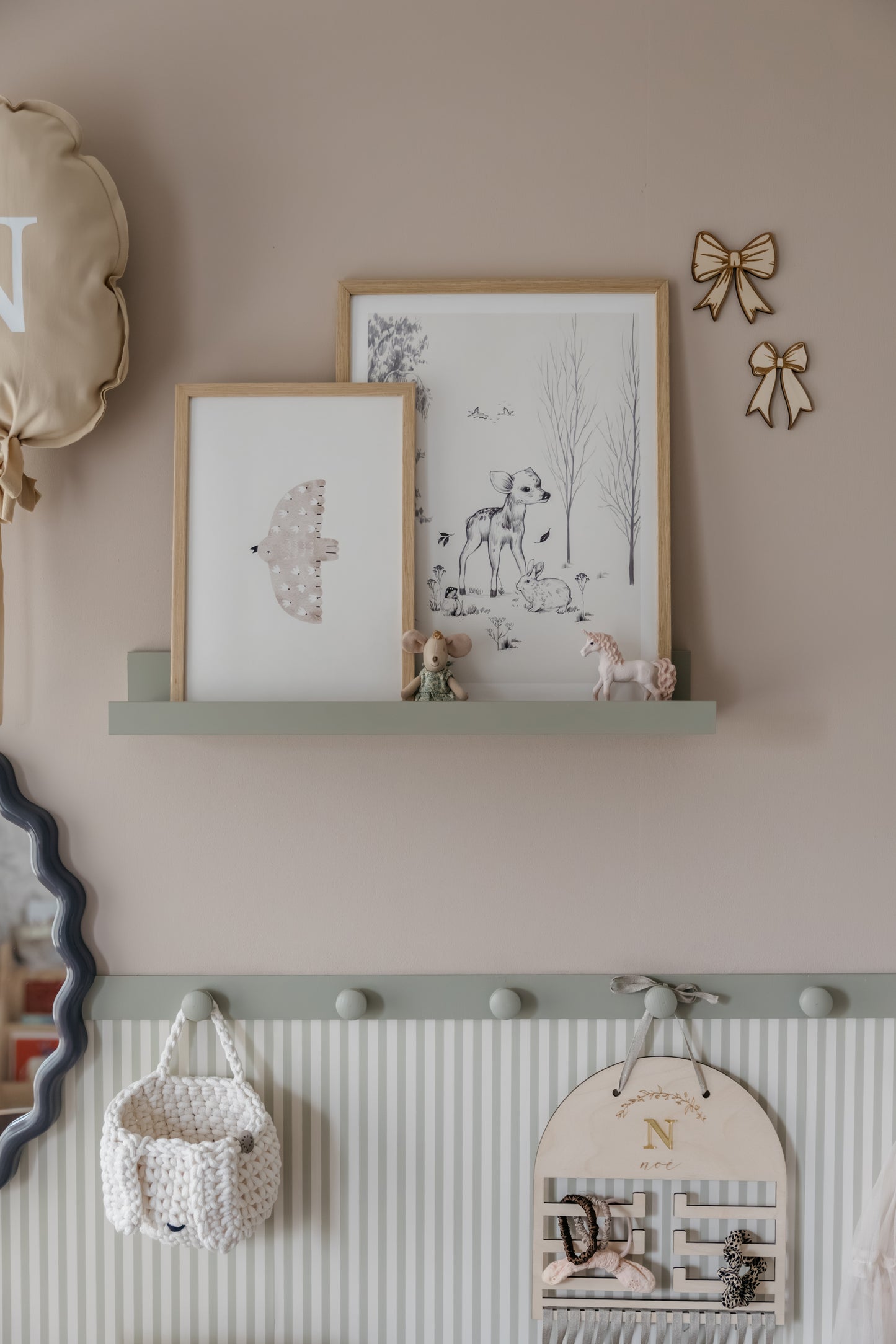 Strikjes muurdecoratie van hout voor babykamer
