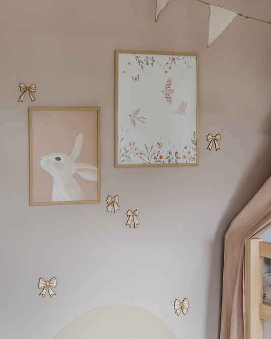 Strikjes muurdecoratie van hout voor babykamer
