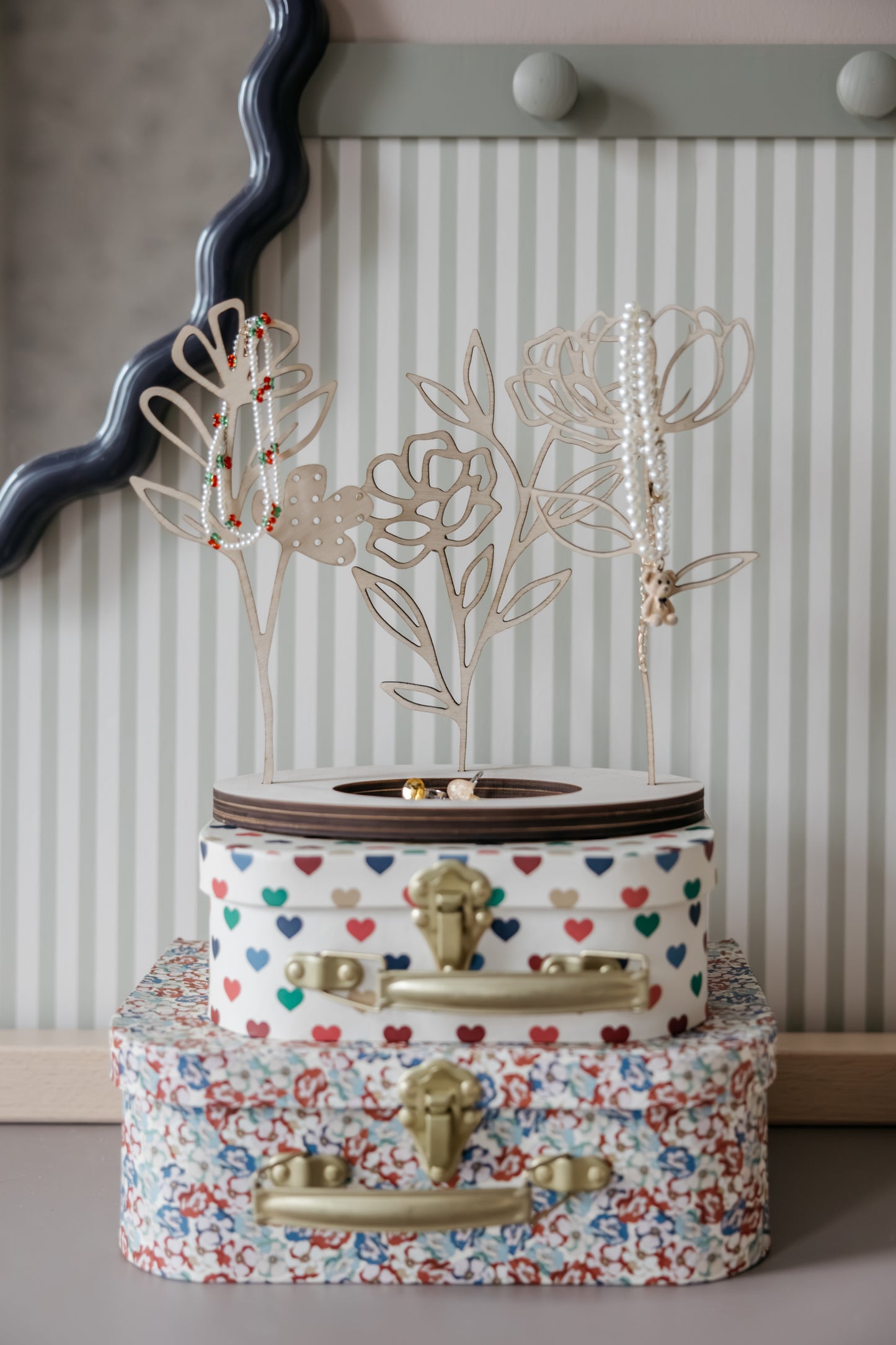 Houten sieradenrekje met bloemen en opbergvak voor kinderkamer of meisjeskamer
