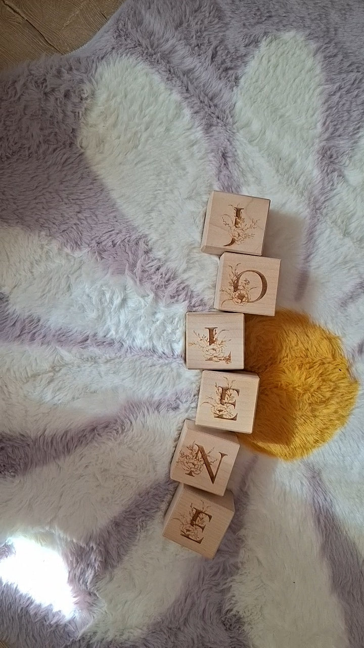 Houten Blokken met Naam en bloemen