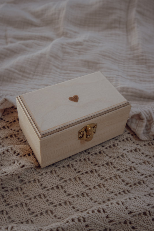 Lief houten kistje van grenen met bolvormig deksel en gegraveerd hartje. Perfect voor het bewaren van een speentje, haarlokje of andere kleine herinneringen.