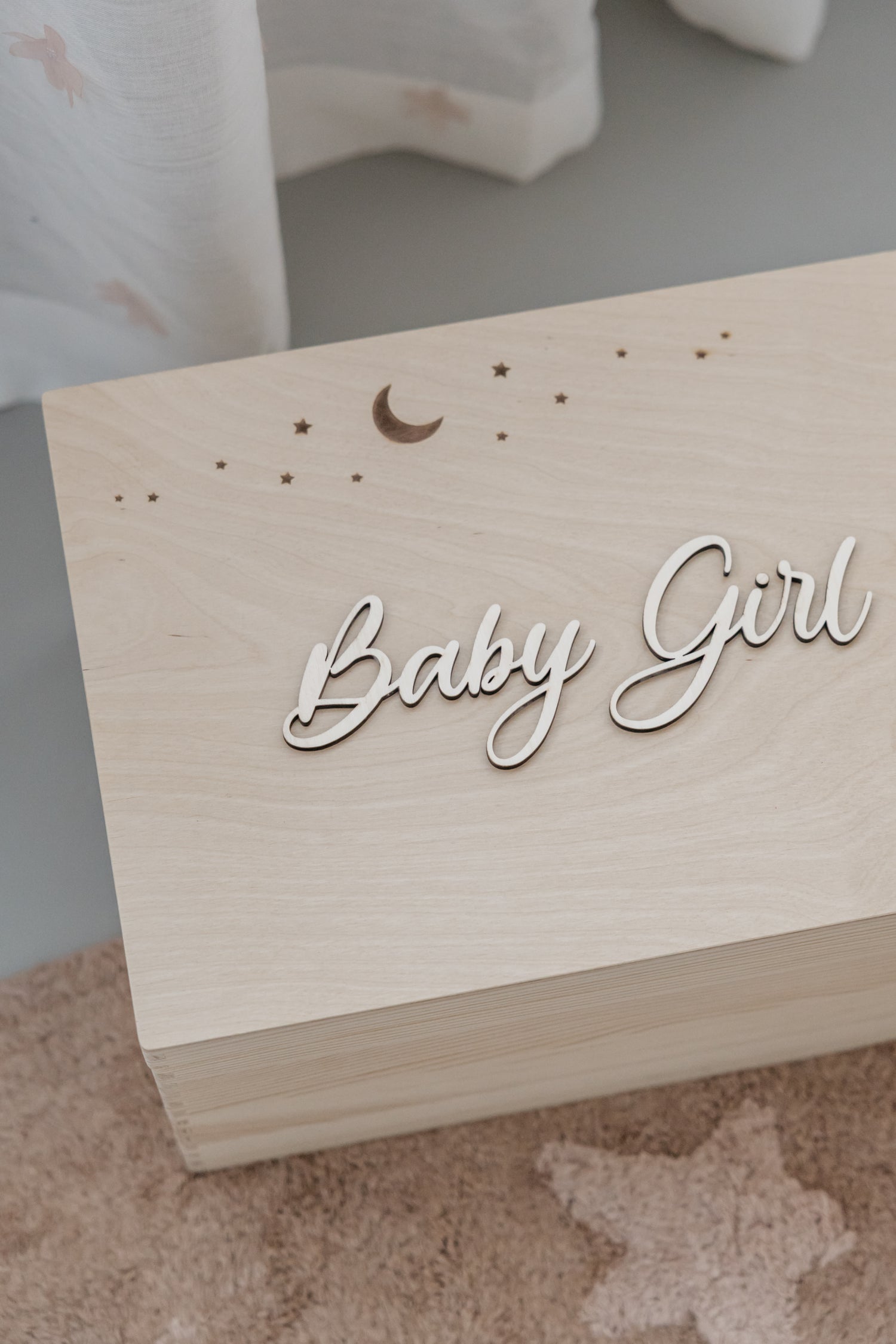 Houten herinneringskist met naam voor het bewaren van bijzondere babyherinneringen