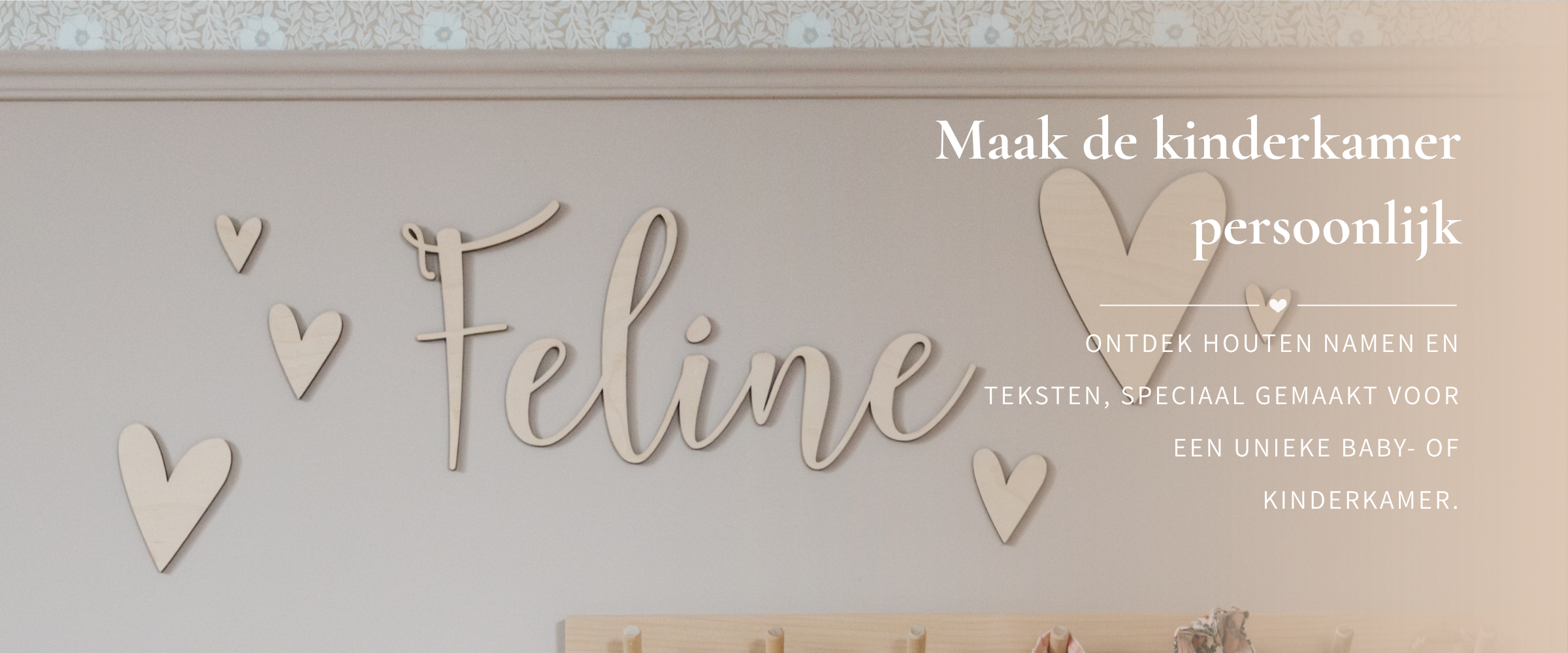 Houten naam aan de muur als persoonlijke decoratie voor babykamer of kinderkamer