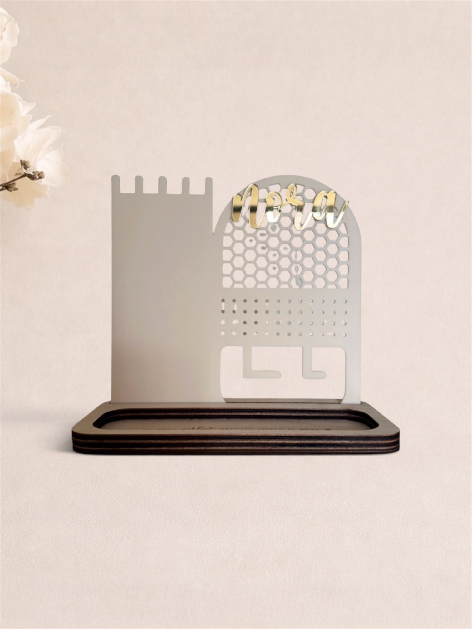Houten sieraden rekje met gouden naam en persoonlijke quote 