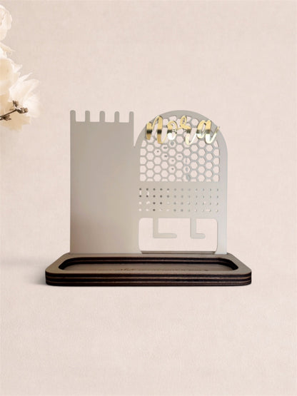 Houten sieraden rekje met gouden naam en persoonlijke quote 