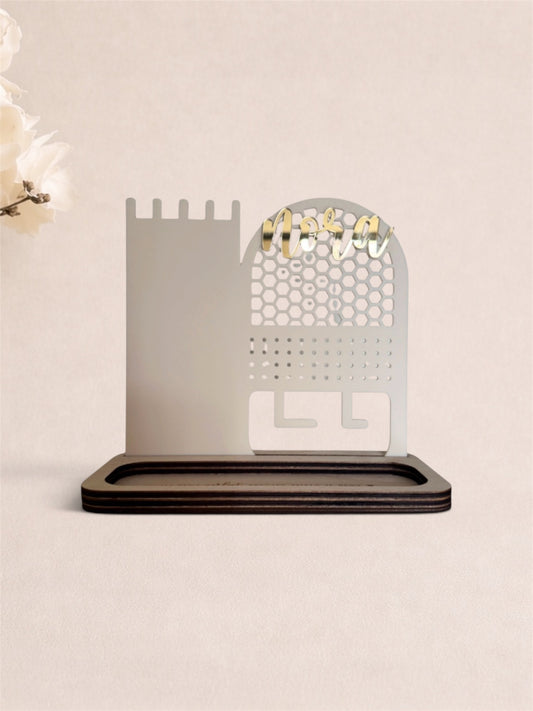 Houten sieraden rekje met gouden naam en persoonlijke quote 