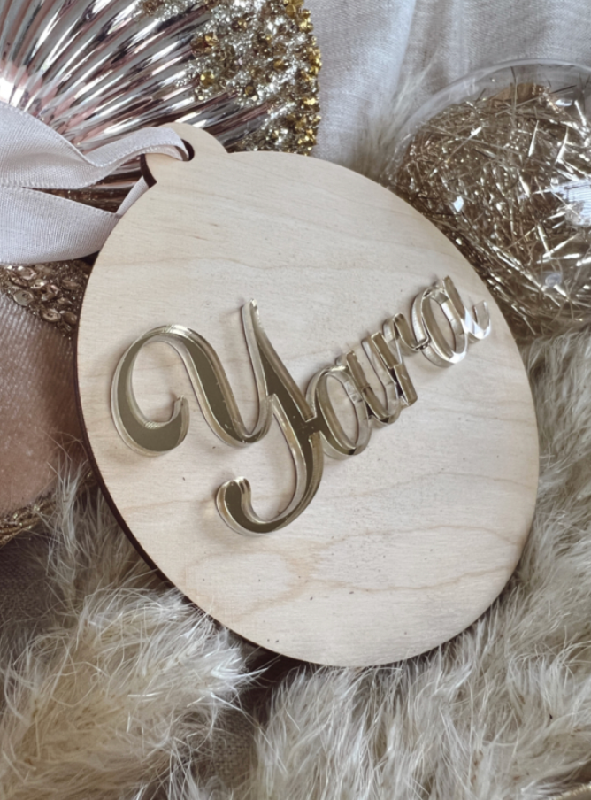 Houten kerstbal met 3D naam in goud
