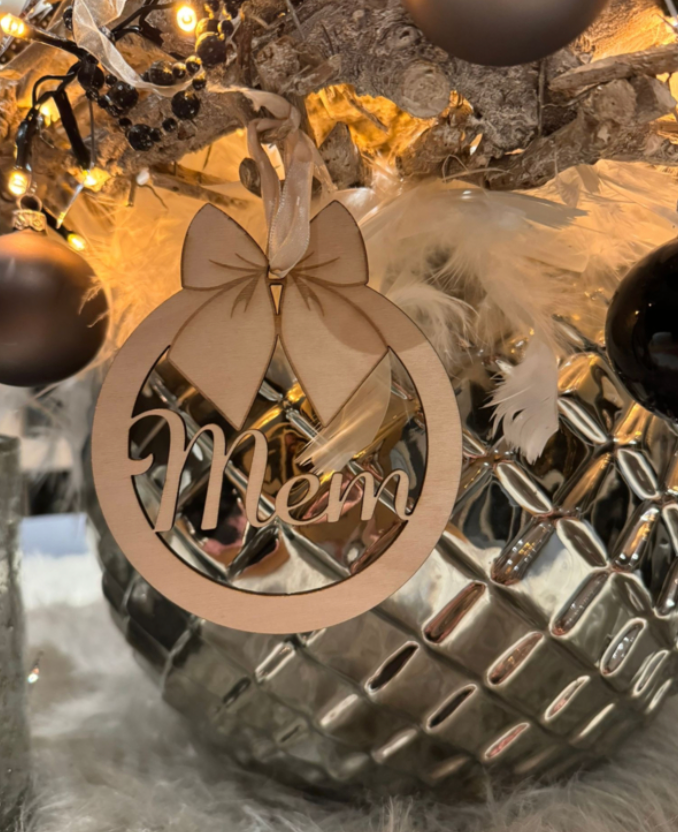 Houten kerstbal met strik en naam