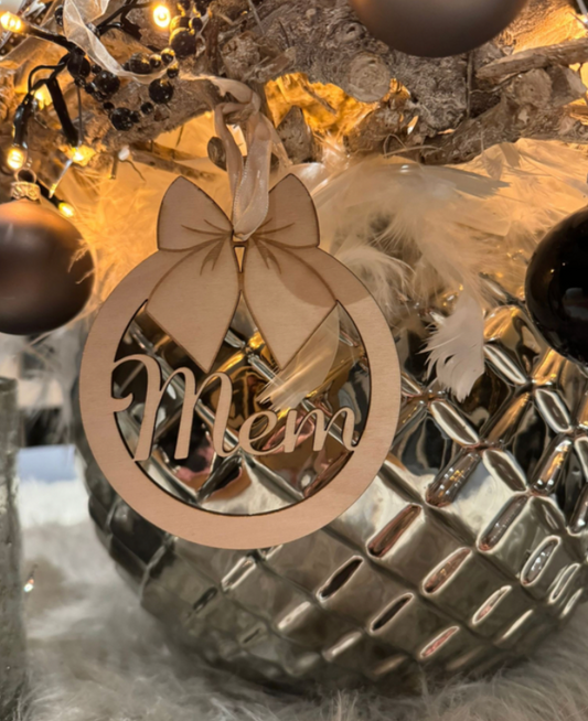 Houten kerstbal met strik en naam
