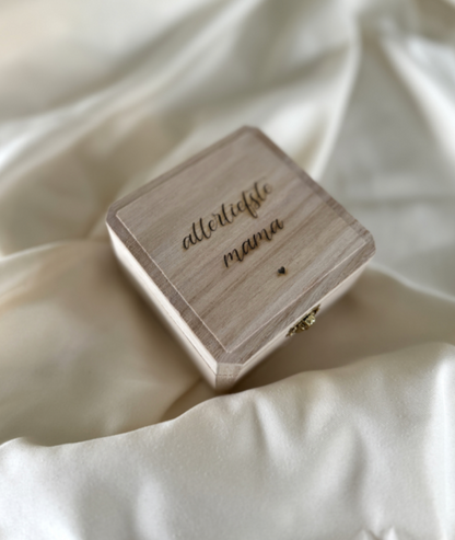 Houten Kistje met Hartjes – Persoonlijk Moederdag Cadeau