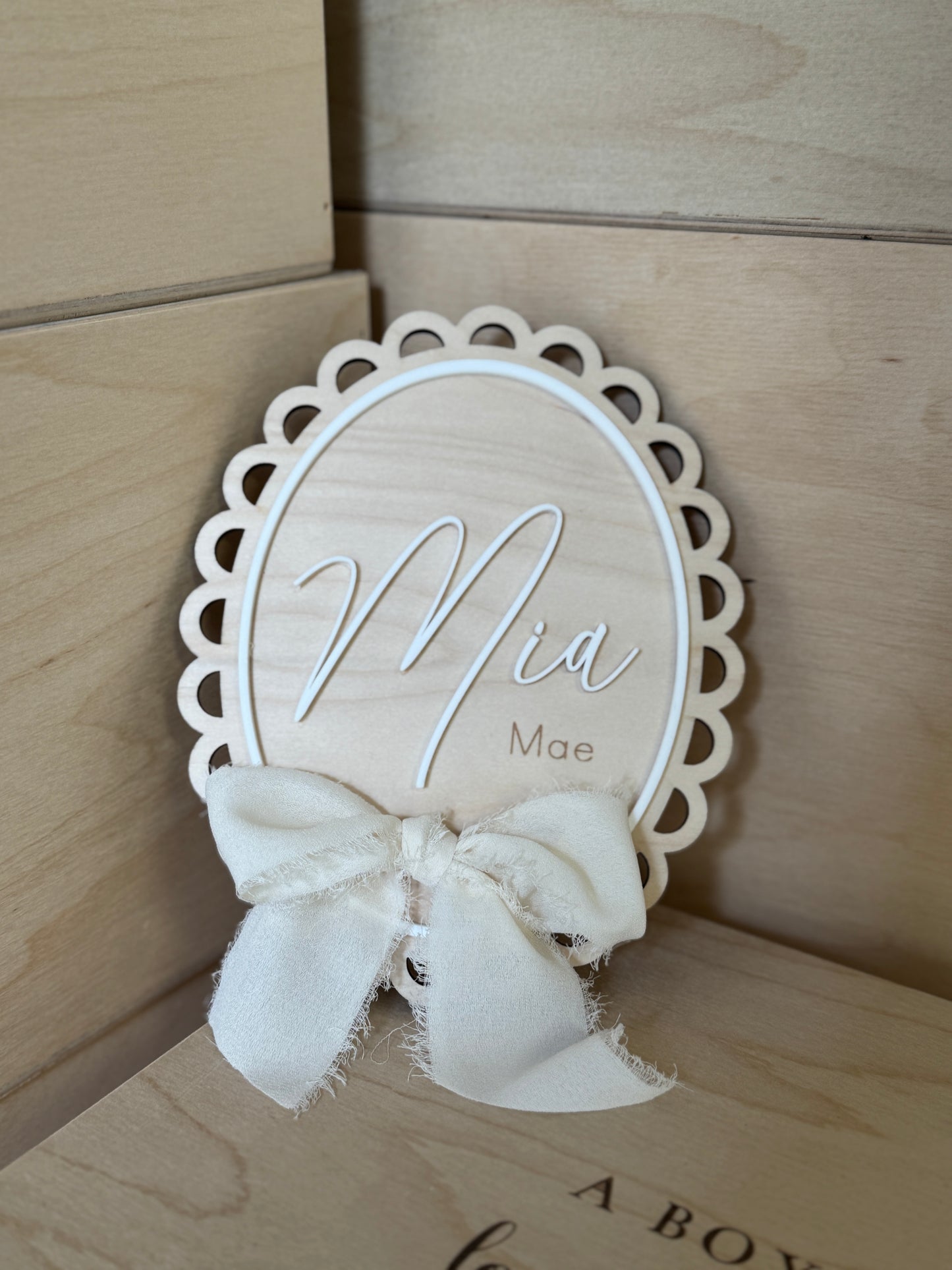 Ovaal Houten Geboortebordje met 3D Naam & Lint