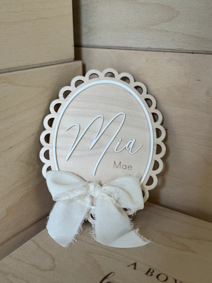 Ovaal Houten Geboortebordje met 3D Naam & Lint
