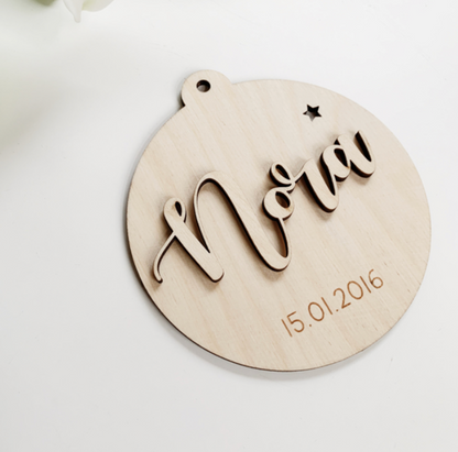 Houten Kersthanger met 3D Naam & Datum – Gepersonaliseerde Kerstbal