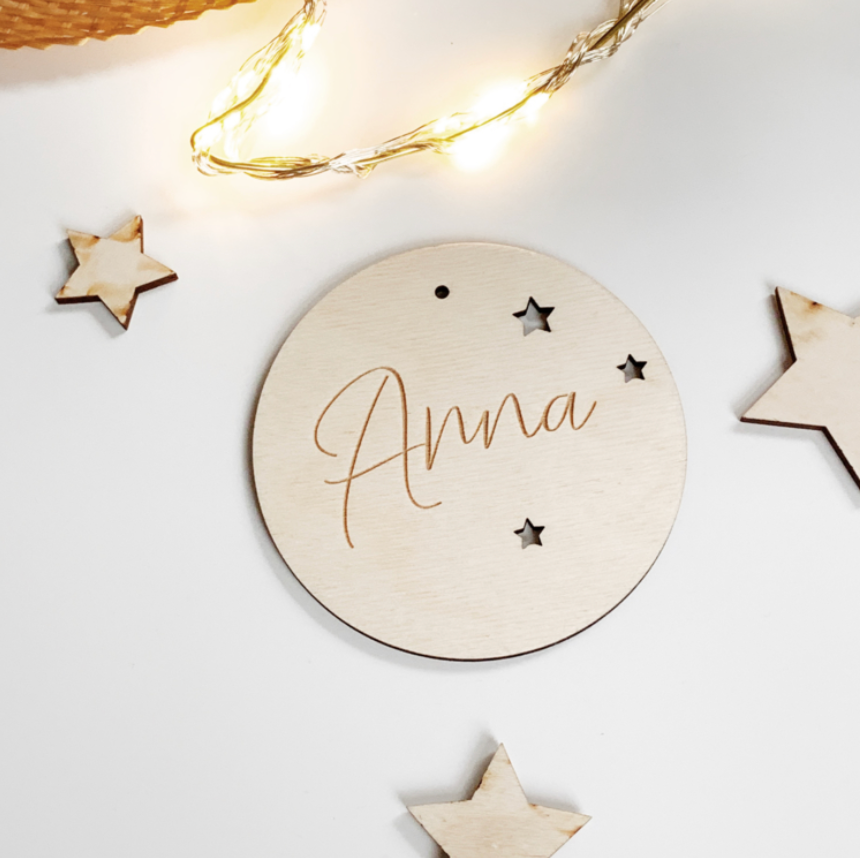 Houten Kersthanger met Naam & Sterretjes – Gepersonaliseerde Kerstbal