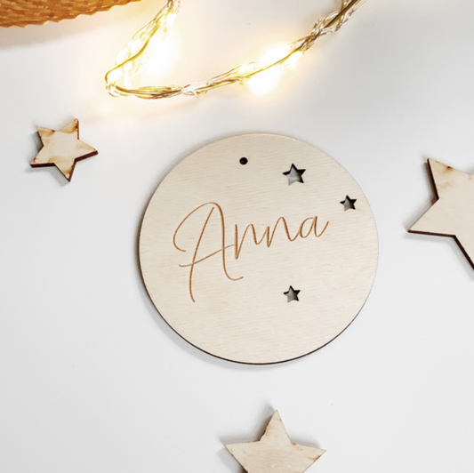 Houten Kersthanger met Naam & Sterretjes – Gepersonaliseerde Kerstbal