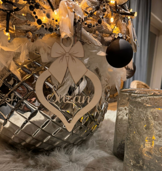 Houten Kersthanger Druppelvorm met Gegraveerde Strik – Gepersonaliseerd met Naam