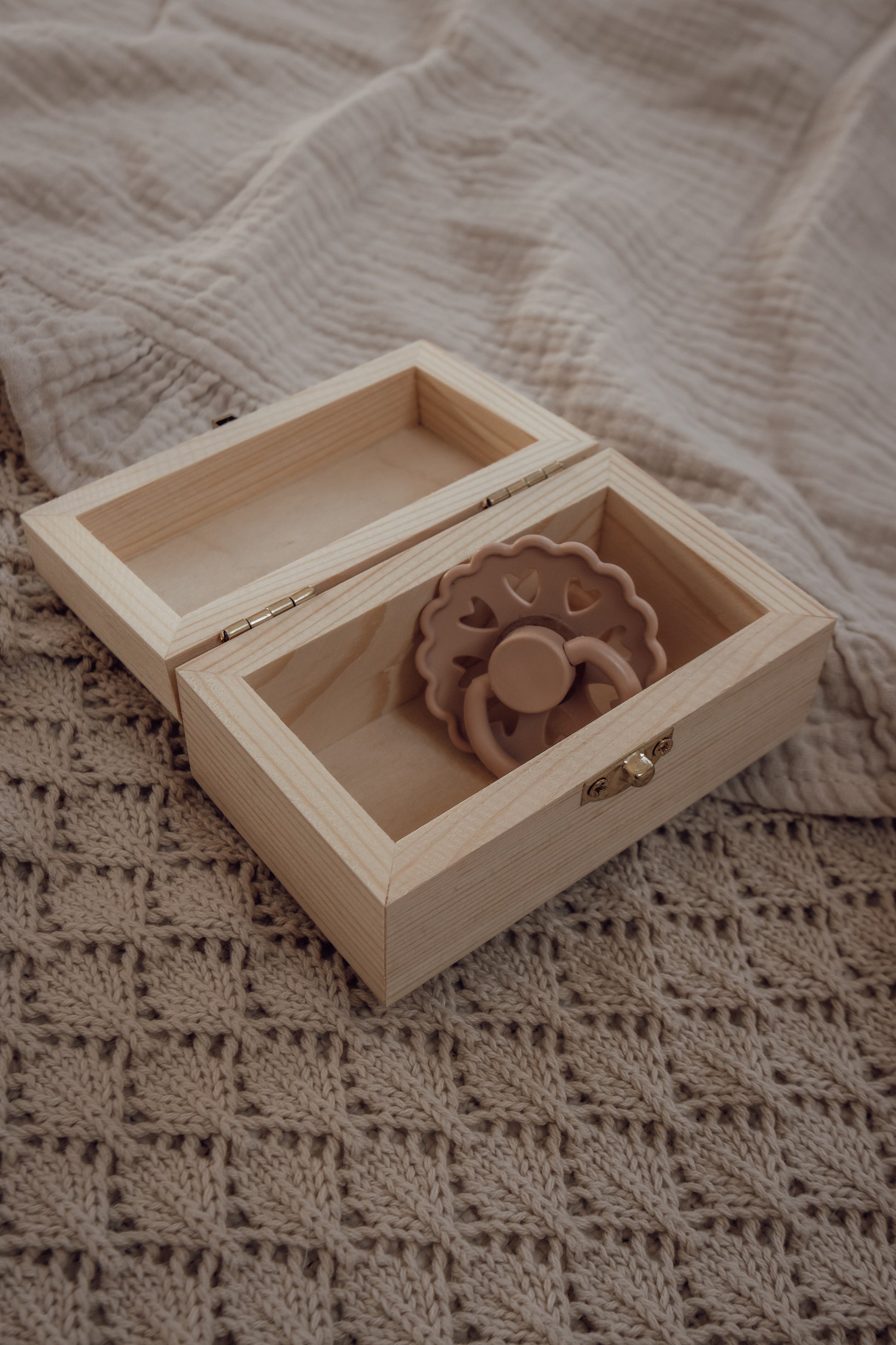 Houten bewaarkistje met gegraveerd hartje
