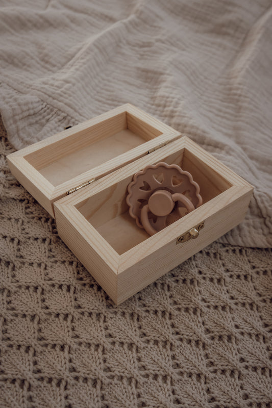 Houten bewaarkistje met gegraveerd hartje
