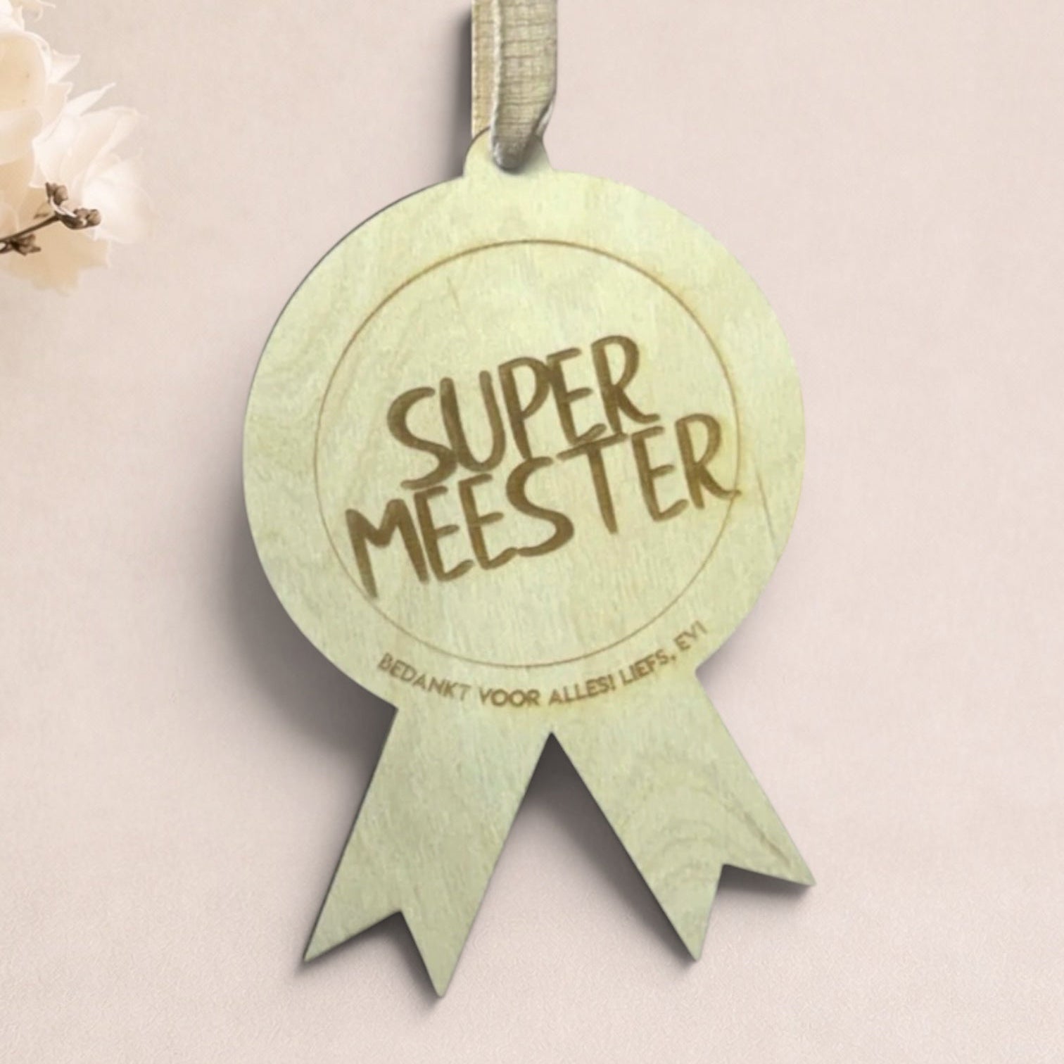 Houten medaille meester of juf om te knutselen. Persoonlijk cadeau voor meester of juf 
