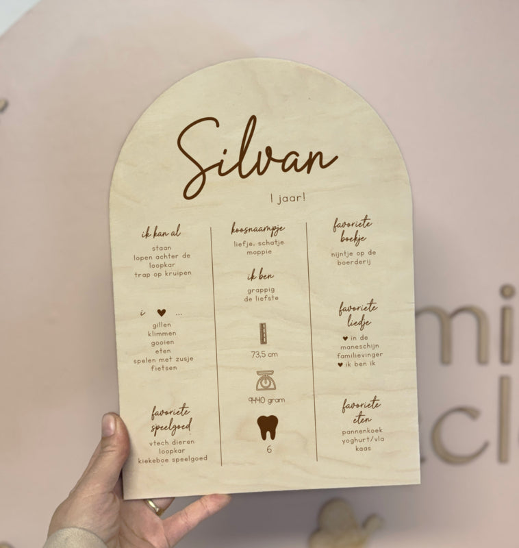 Houten Bord: Herinneringen aan het Eerste Jaar | Minimalistisch