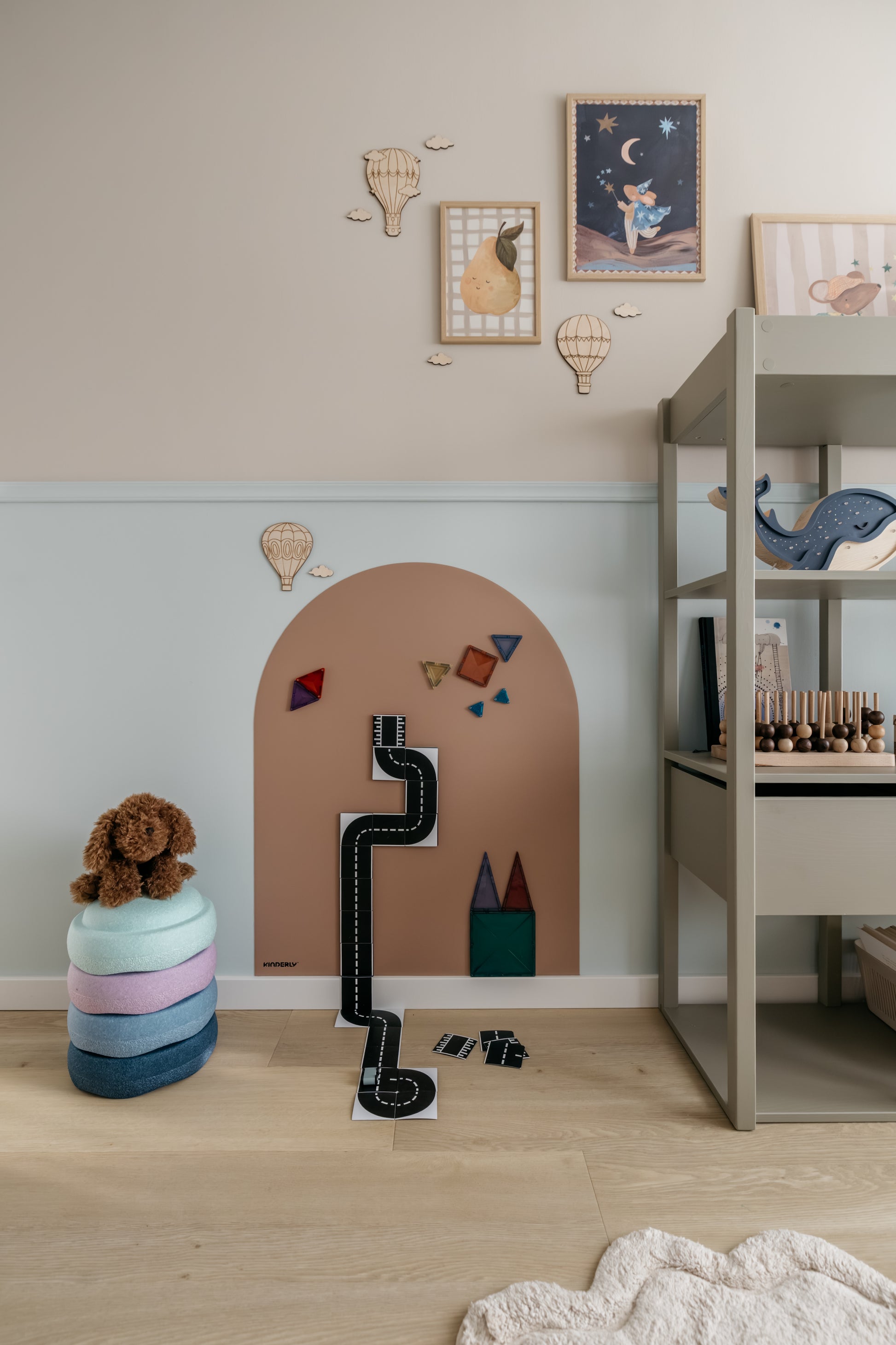 Wanddecoratie van hout met luchtballonnen en wolkjes voor kinderkamer